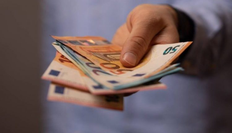 Κατώτατος μισθός: Σχεδιάζεται αύξηση από Απρίλιο-Πόσα χρήματα θα δοθούν