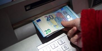 Τράπεζες: Έρχεται μηνιαίο «χαράτσι» στις καταθέσεις μας