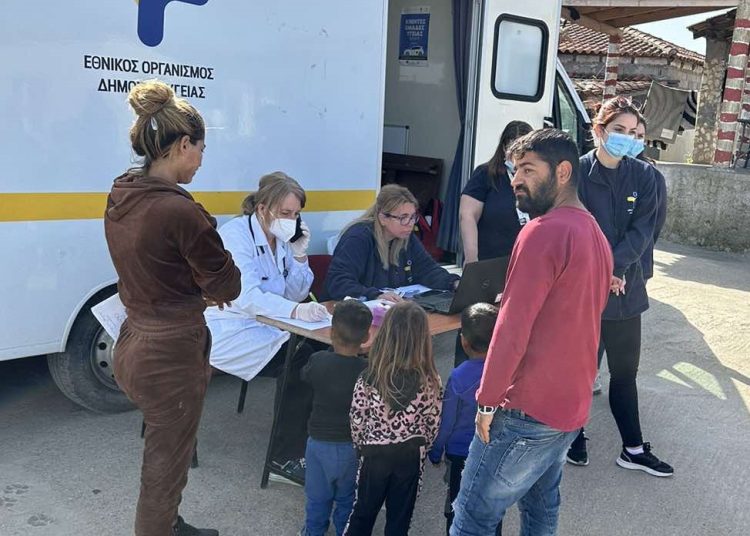 Δήμος Πύργου: Οδοντιατρικός έλεγχος & εμβολιασμός για Ιλαρά σε παιδιά Ρομά