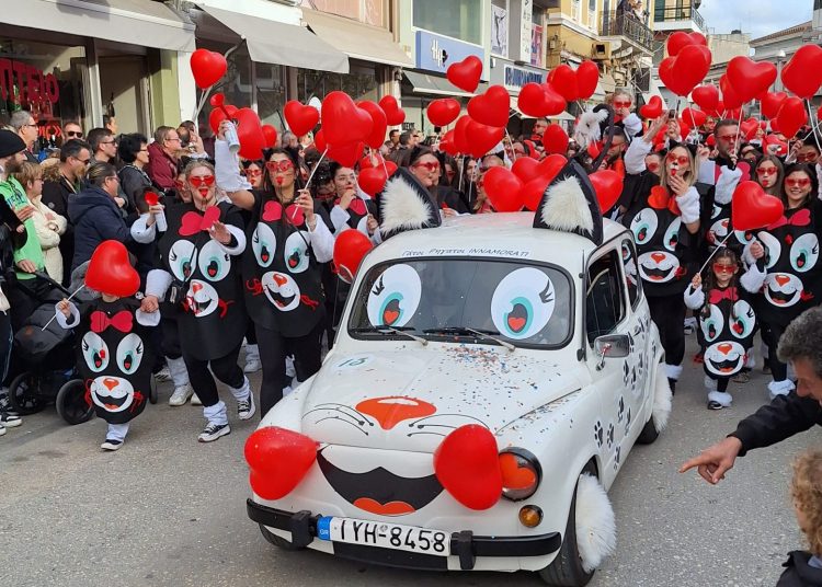 Πύργος: Φαντασμαγορικό το καρναβάλι-Η μεγάλη παρέλαση με πολύ κέφι και χρώματα(Φωτο)