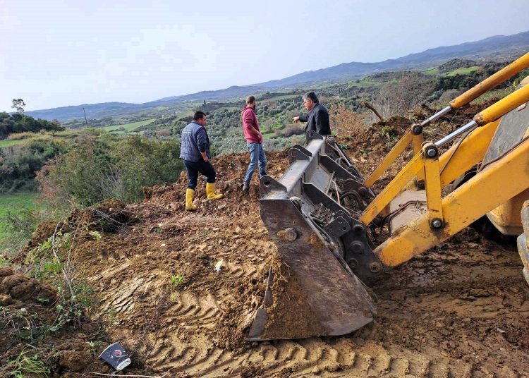 Μαζαράκι Πηνείας: Κατολίσθηση προκάλεσε βλάβη στην ύδρευση-Άμεση επέμβαση του δήμου