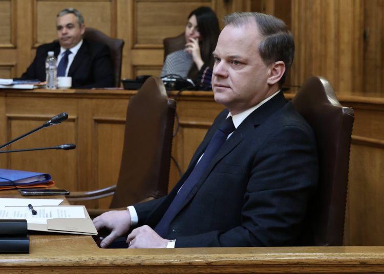 Bουλευτής ΝΔ εναντίον Καραμανλή για συγκάλυψη Τεμπών