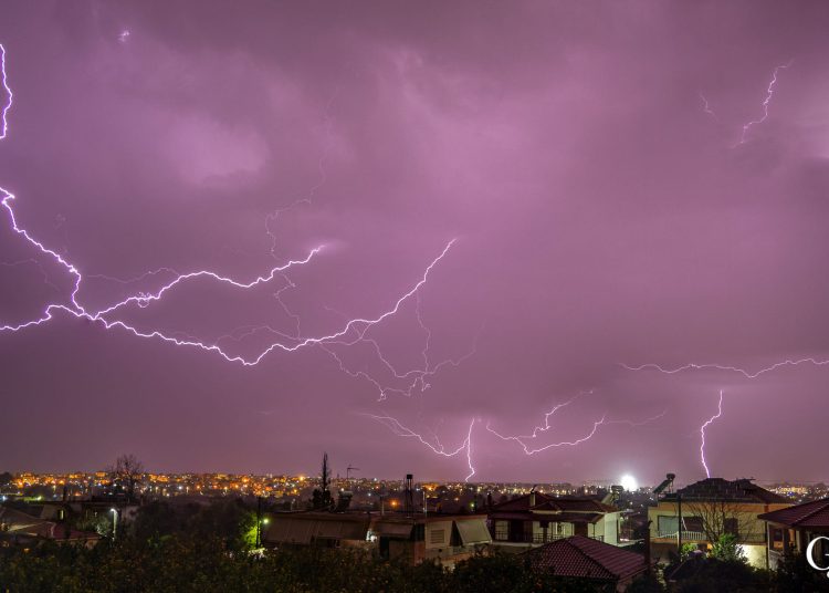 Πύργος: Οι κεραυνοί σκίζουν τον ουρανό