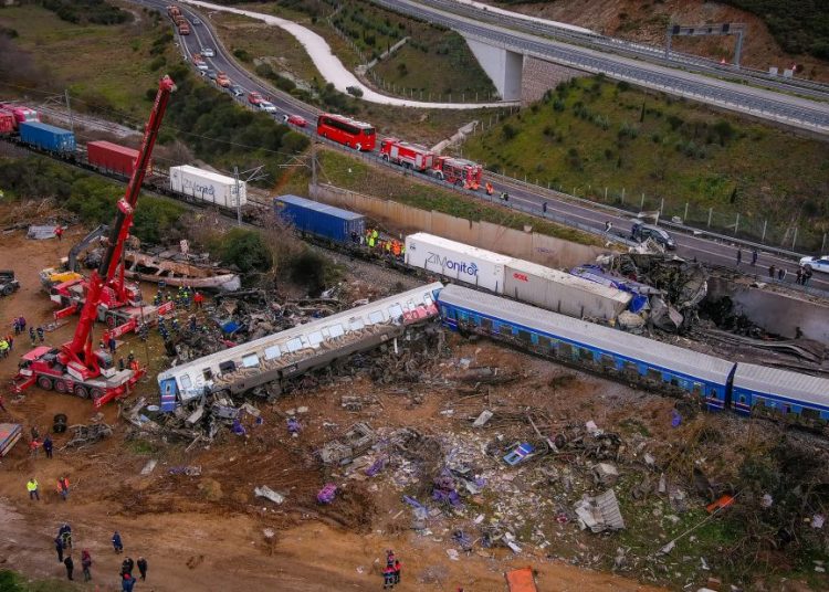 Τέμπη: Πέταξαν και ανθρώπινα μέλη μαζί με τα συντρίμμια