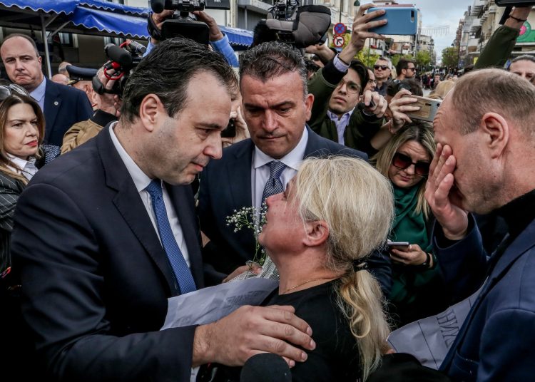 Σπάραξε μητέρα θύματος μετά την παρέλαση μπροστά στον Υπουργό Ψηφιακής Διακυβέρνησης