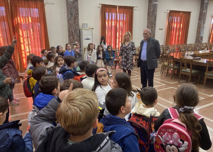 Άκουσε τα κάλαντα της Άνοιξης ο Στ. Καννής από μαθητές