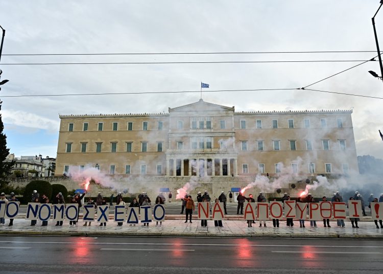 Ξεσηκωμός ενάντια στα ιδιωτικά ΑΕΙ – Ένταση στη Βουλή, μόνη η κυβέρνηση