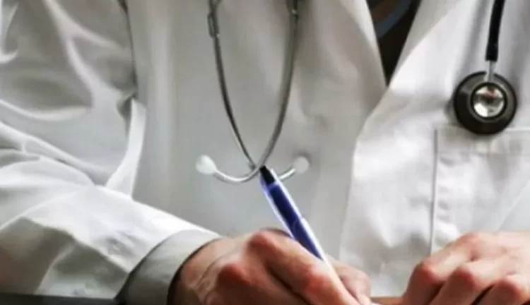 Δυτική Ελλάδα – Βάρδα: Συνελήφθη γιατρός και άλλα τρία άτομα για ψευδείς ιατρικές βεβαιώσεις σε αλλοδαπούς – Πώς δρούσαν