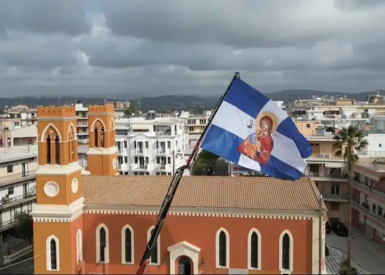 Πύργος: Εντυπωσιάζει η τεράστια σημαία-Σύμβολο μνήμης για την Επανάσταση 1821