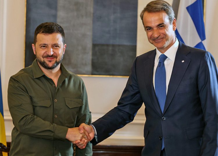 Μητσοτάκης-Ζελένσκι: Προβληματισμός από τις κρυφές συμφωνίες για όπλα
