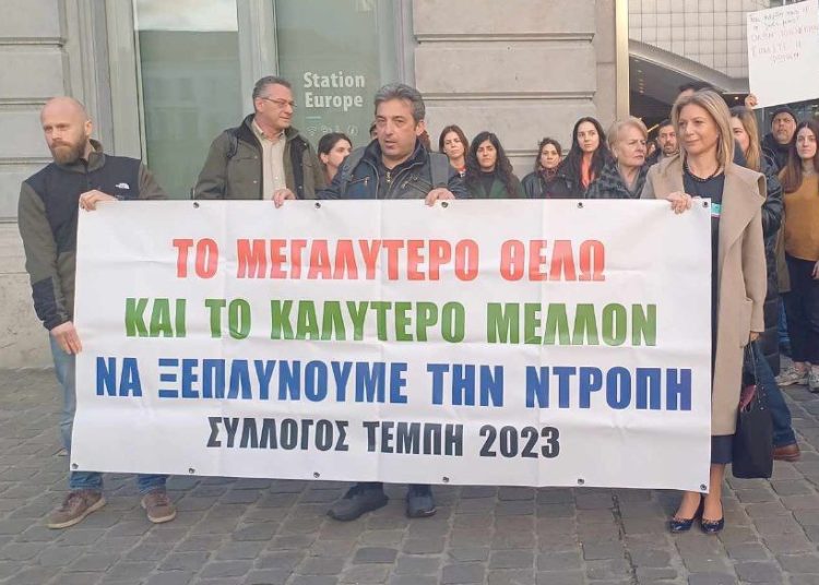 Τέμπη: Να μην θαφτούν οι πολιτικές ευθύνες για το έγκλημα ζητούν από την Ευρώπη οι συγγενείς