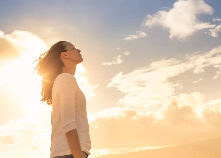 Ευτυχία: Μία ψυχολόγος δίνει 5 πολύτιμες συμβουλές για να νιώσουμε χαρά όταν όλα γύρω μας είναι ζοφερά