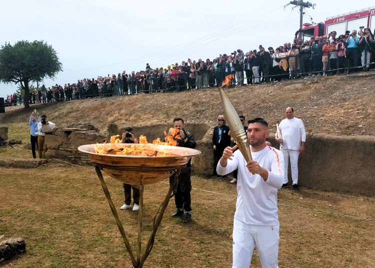 Ήλιδα: Με μεγαλοπρέπεια η γενέτειρα των Ολυμπιακών Αγώνων υποδέχτηκε την Ολυμπιακή Φλόγα