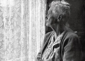 Στα αζήτητα… Μαζεύουμε μια ολόκληρη ζωή ένα σωρό άψυχα πράγματα, που στο τέλος, θα τα εγκαταλείψουμε.