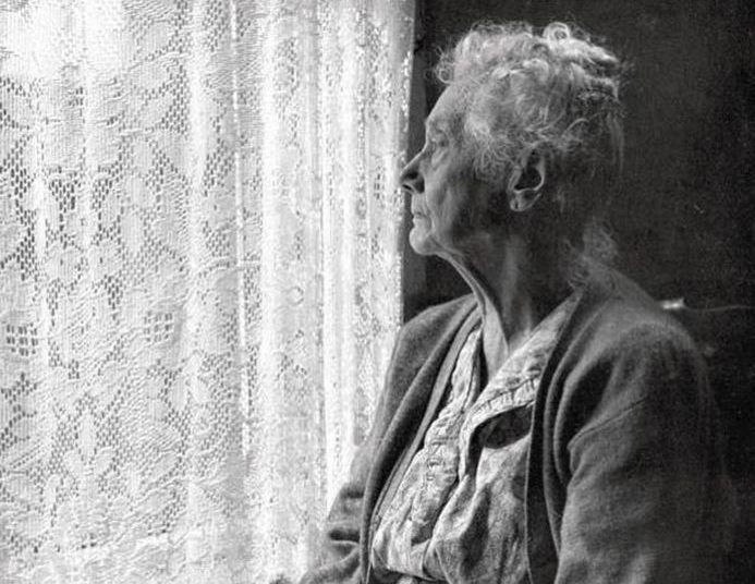 Στα αζήτητα… Μαζεύουμε μια ολόκληρη ζωή ένα σωρό άψυχα πράγματα, που στο τέλος, θα τα εγκαταλείψουμε.