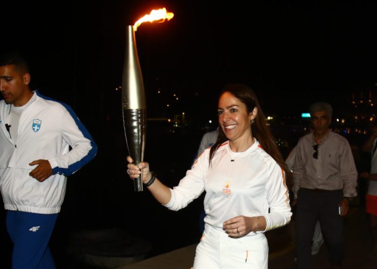 Βάζουν πολιτικούς στη λαμπαδηδοδρομία της Φλόγας και βγάζουν αθλητές