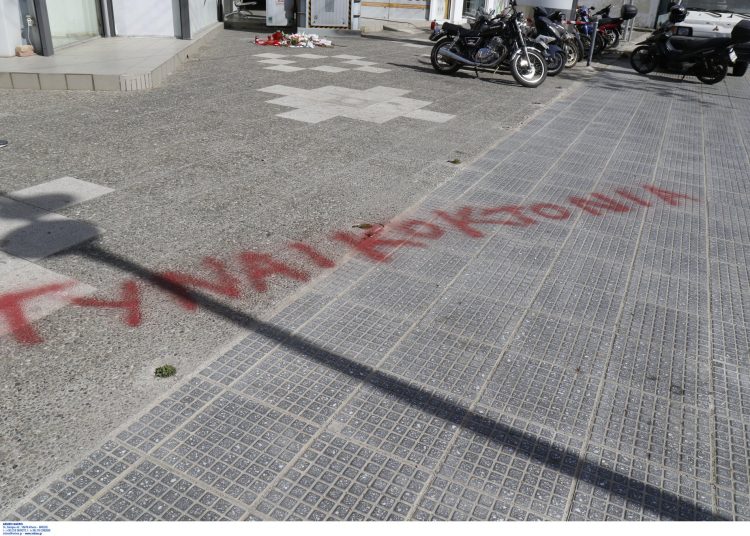 Οργή για τη γυναικοκτονία έξω από το Α.Τ- Μετέθεσαν 6 αστυνομικούς