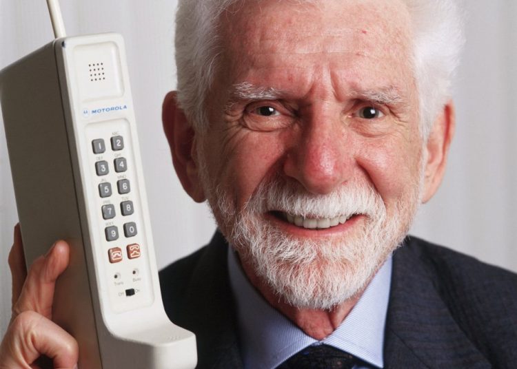 Σαν σήμερα η πρώτη κλήση με κινητό τηλέφωνο: H εφεύρεση που άλλαξε τη ζωή μας