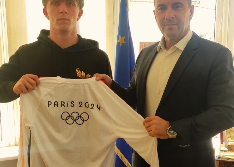 Δήμος Ζαχάρως: Παρέδωσε τη στολή λαμπαδηδοδρομίας