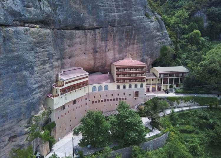 Καλάβρυτα: Οι μοναχοί δεν υποδέχτηκαν τον Μητσοτάκη λόγω γάμου ομόφυλων