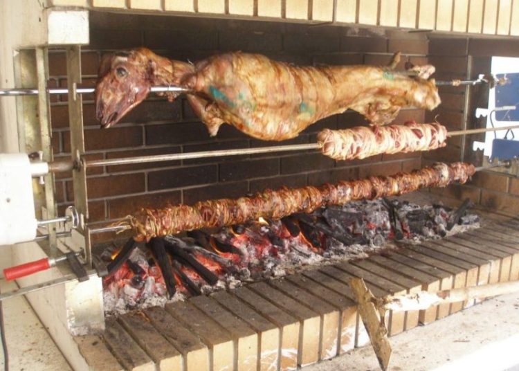 Πασχαλινό τραπέζι: «Χρυσός» ο οβελίας-Πάει για 16 ευρώ το κιλό