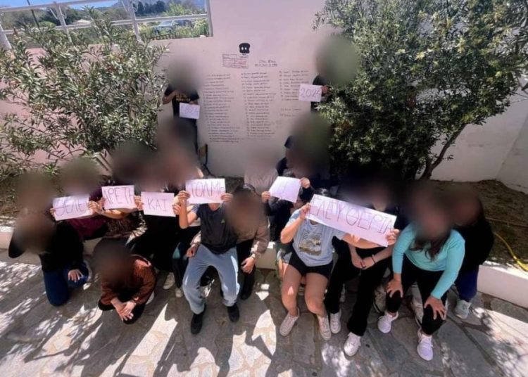 Έτσι δυστυχώς λειτουργεί μια διεφθαρμένη κοινωνία … Έδωσαν αποβολή σε μαθητές επειδή ήθελαν να τραγουδήσουν για τα Τέμπη