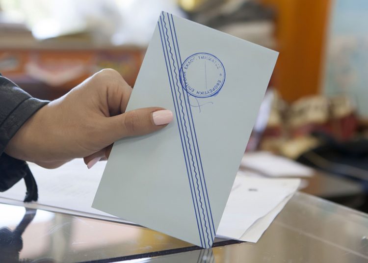 Δημοσκόπηση: Μειώνεται η ψαλίδα ΝΔ και ΣΥΡΙΖΑ