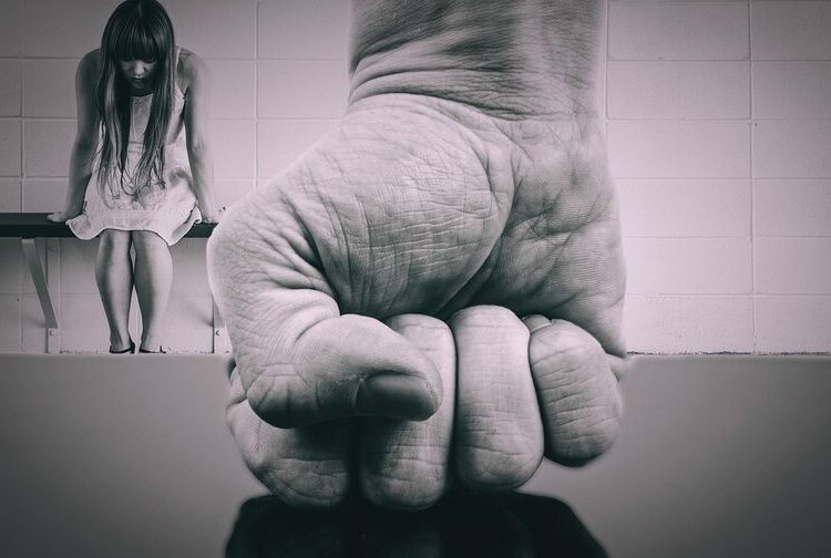 Πύργος: Νταής σύζυγος χτύπησε την γυναίκα του μέσα στο μαγαζί τους!