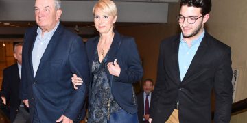 Νατάσα Παζαΐτη: Γιόρτασε τα 58α γενέθλιά της, με τον Κώστα Καραμανλή τα δίδυμα παιδιά τους και το νέο μέλος της οικογένειάς τους