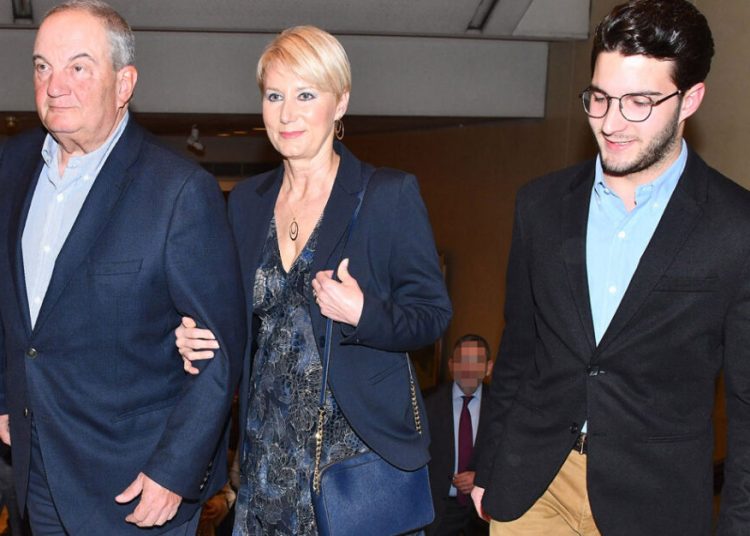 Νατάσα Παζαΐτη: Γιόρτασε τα 58α γενέθλιά της, με τον Κώστα Καραμανλή τα δίδυμα παιδιά τους και το νέο μέλος της οικογένειάς τους