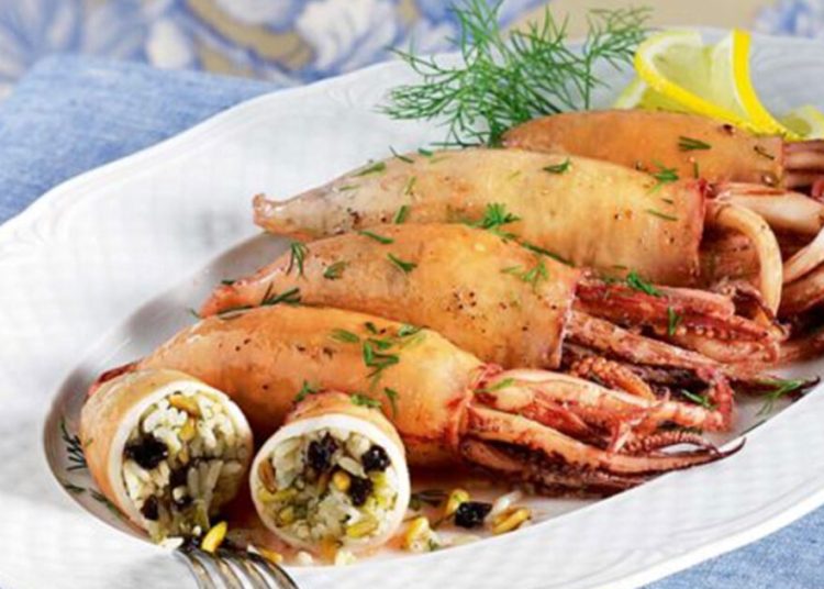 Καλαμαράκια με ελιές, κουκουνάρια και σταφίδες