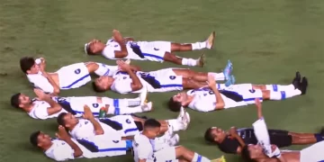 Ποδοσφαιριστές στη Βραζιλία έκαναν τους… νεκρούς για να τιμήσουν τον πρόεδρο τους που έχει γραφείο κηδειών