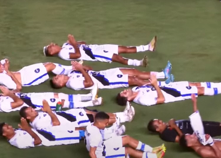 Ποδοσφαιριστές στη Βραζιλία έκαναν τους… νεκρούς για να τιμήσουν τον πρόεδρο τους που έχει γραφείο κηδειών