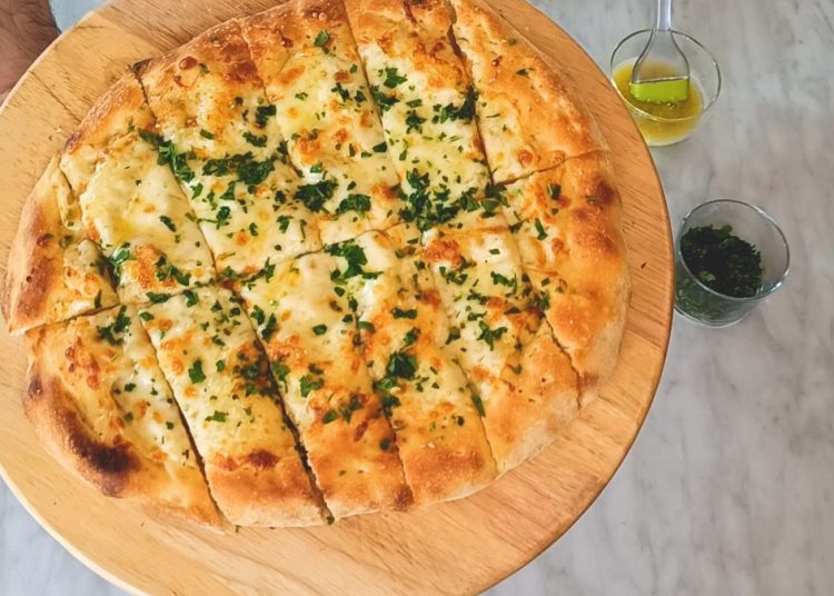 Πώς να φτιάξετε σπιτικά σκορδόψωμα με τυρί