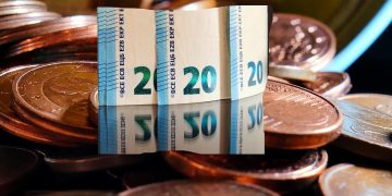 Νωρίτερα οι συντάξεις Μαΐου – Αναλυτικά οι ημερομηνίες πληρωμών