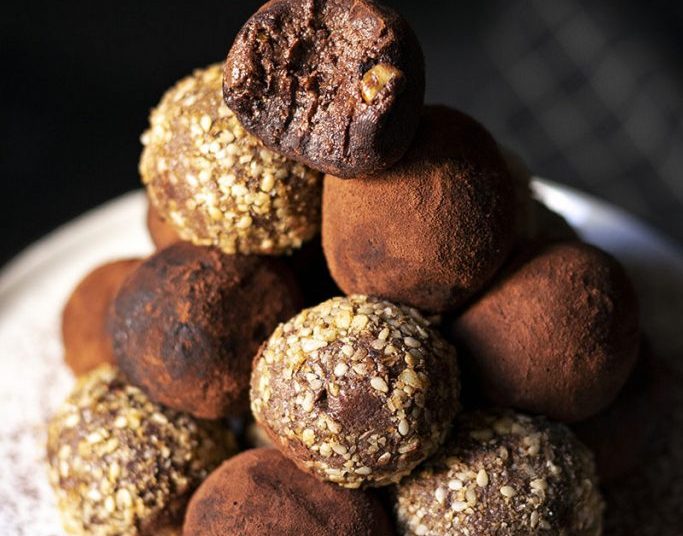 Νηστίσιμα τρουφάκια σοκολάτας με ταχίνι και χουρμάδες σε 15′