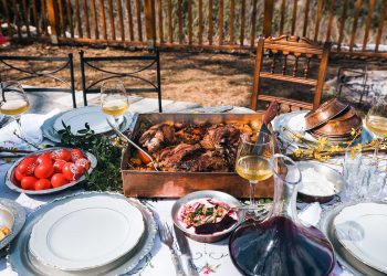 Tραπέζι του Πάσχα: Πήραν φωτιά οι τιμές για κρέας, αυγά, λαμπάδες και σοκολατένια αυγά