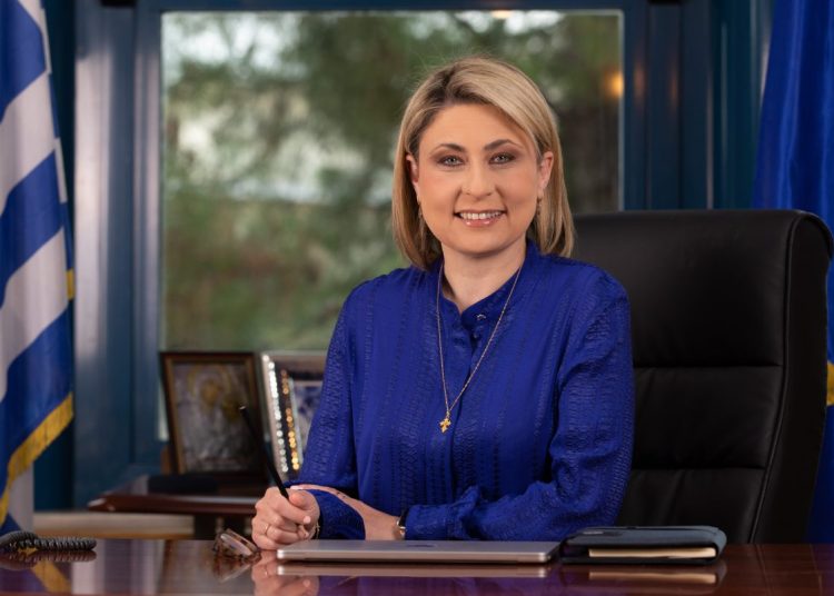 Χτύπησαν γυναίκα βουλευτή ΝΔ & εξύβρισαν την Υφυπουργό Αλεξοπούλου για τον γάμο των ομόφυλων