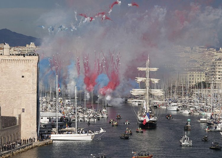 Φαντασμαγορική τελετή υποδοχής της Ολυμπιακής Φλόγας στη Μασσαλία