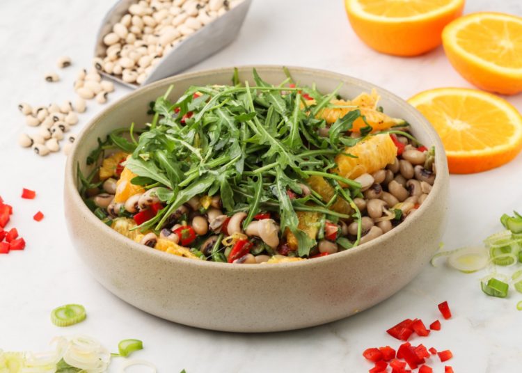 Δροσερή σαλάτα με ρόκα και όσπρια