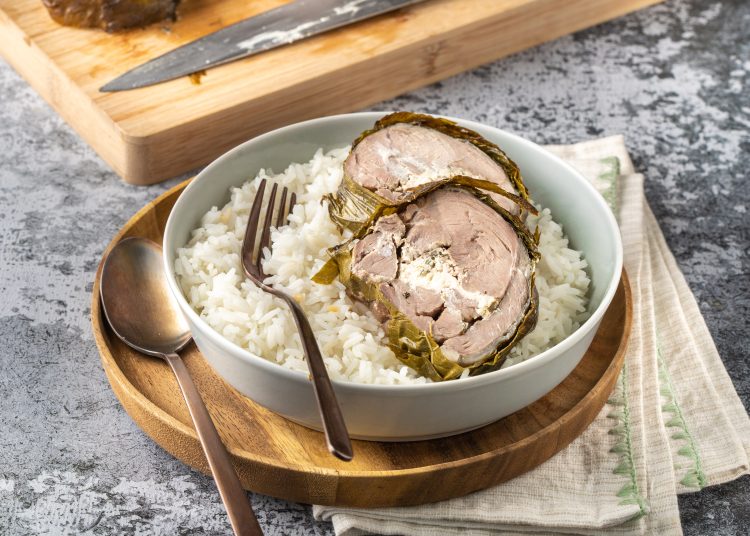 Κοτόπουλο τυλιχτό σε αμπελόφυλλα με βότανα και γαλοτύρι