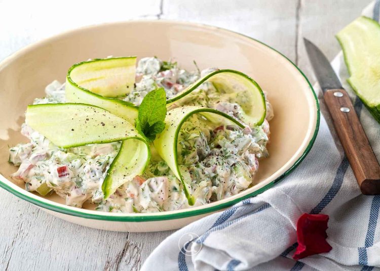 Η σαλάτα του καλοκαιριού: Αγγουροσαλάτα με δυόσμο και γιαούρτι