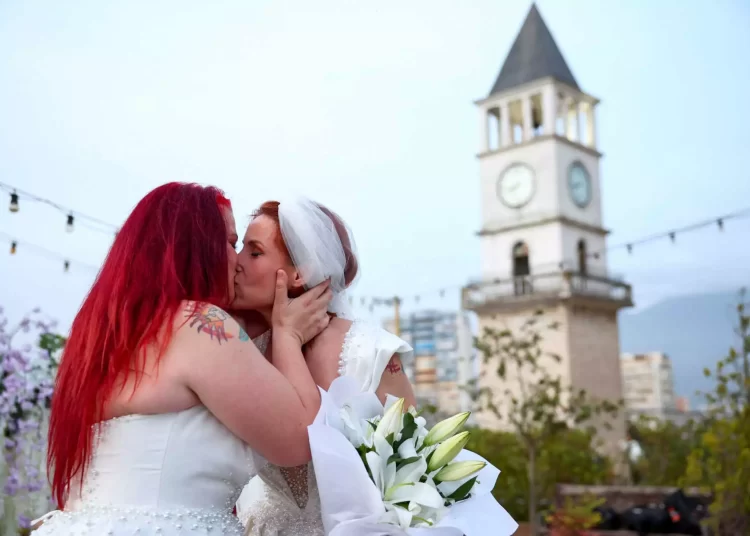 Αλβανία: Εικόνες από τον πρώτο γάμο ομόφυλου ζευγαριού