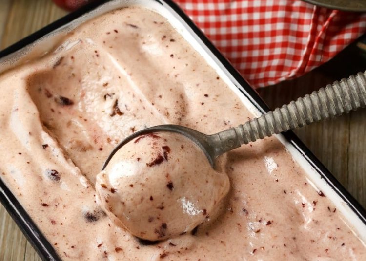 Πώς να φτιάξετε εύκολα σπιτικό παγωτό χωρίς ζάχαρη με δυο τρόπους