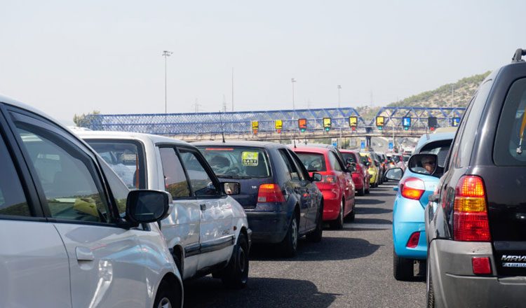 Έξοδος «μαμούθ» για το Πάσχα – Ουρές δεκάδων χιλιομέτρων στην Αθηνών-Κορίνθου, το αδιαχώρητο σε λιμάνια και ΚΤΕΛ