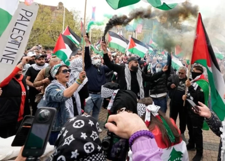 Eurovision: Χιλιάδες διαδηλωτές στο Μάλμε για τη συμμετοχή του Ισραήλ – Υποστηρίζετε τη γενοκτονία, φωνάζουν