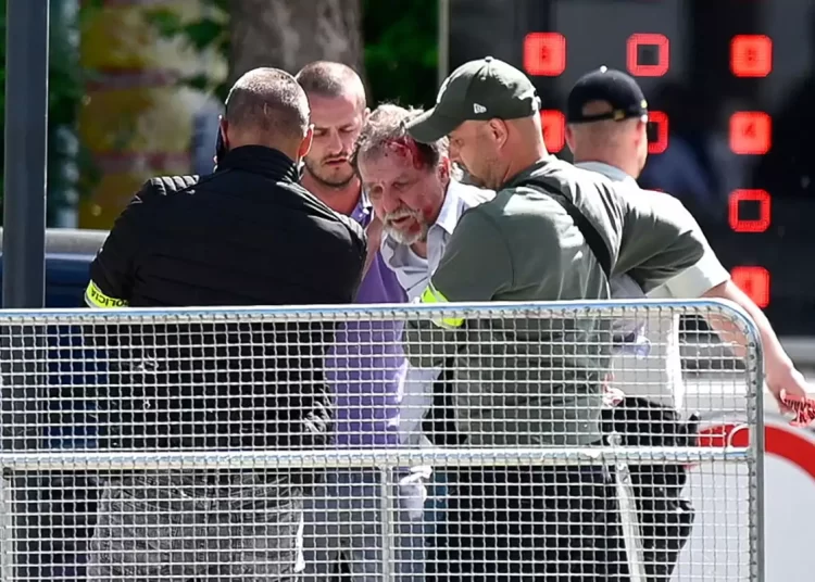 Ρόμπερτ Φίτσο: Ο διάσημος συγγραφέας Γιούραϊ Τσίντουλα φέρεται ως δράστης της απόπειρας δολοφονίας του πρωθυπουργού της Σλοβακίας