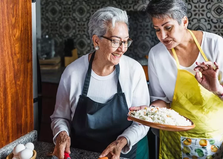 Υπεραιωνόβια γιαγιά 103 ετών μαγειρεύει κάθε μέρα και δίνει συμβουλές μακροζωίας