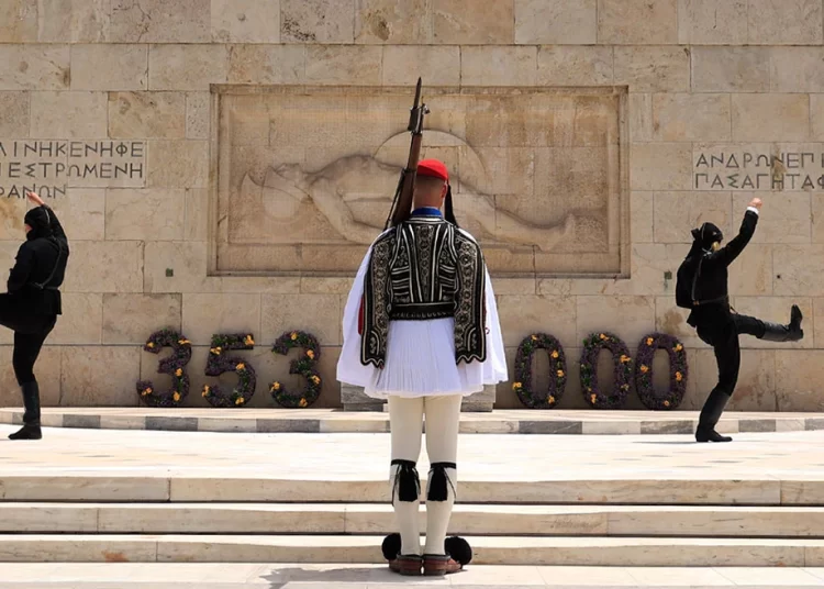 Οι εύζωνες φόρεσαν ποντιακά – Δείτε πώς η Προεδρική Φρουρά τίμησε τη Γενοκτονία των Ποντίων