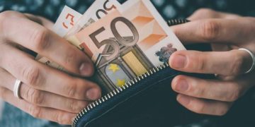 Εθνική σύνταξη: Αυτά είναι τα “μυστικά” που πρέπει να γνωρίζετε για να λάβετε την πλήρη – Ποιοι παίρνουν μειωμένη